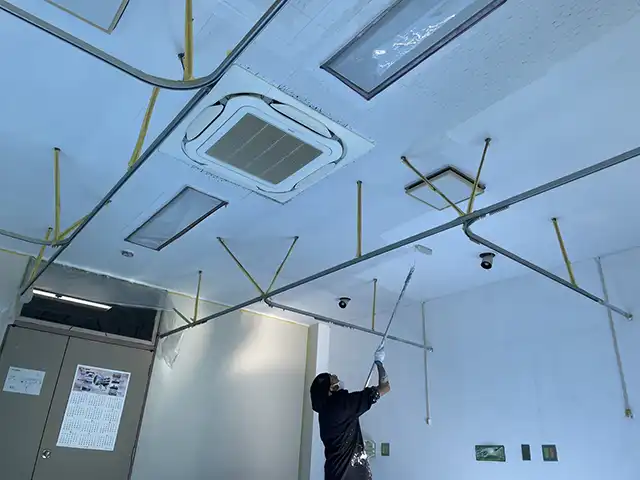 病室内天井塗装