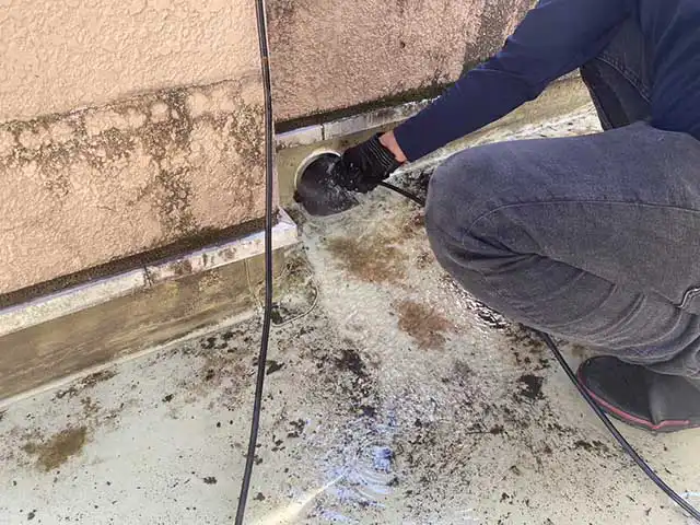 ベランダ排水溝内洗浄